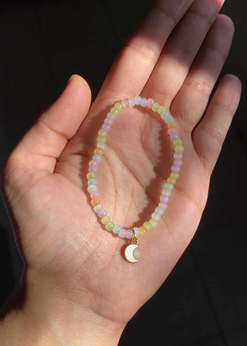 PASTEL PEARLED MOON BRACELET
