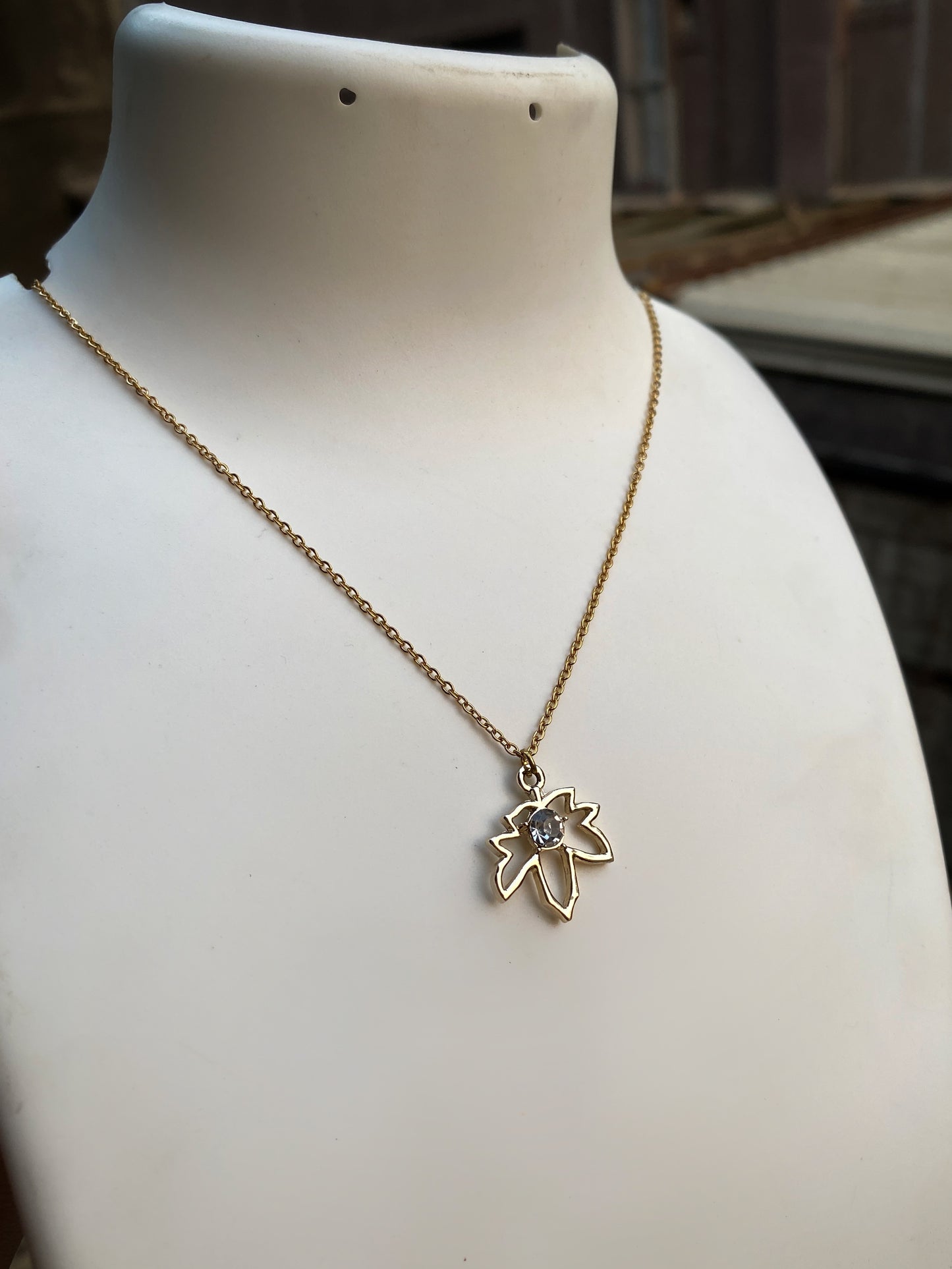 GOLDEN LEAF NECKLACE