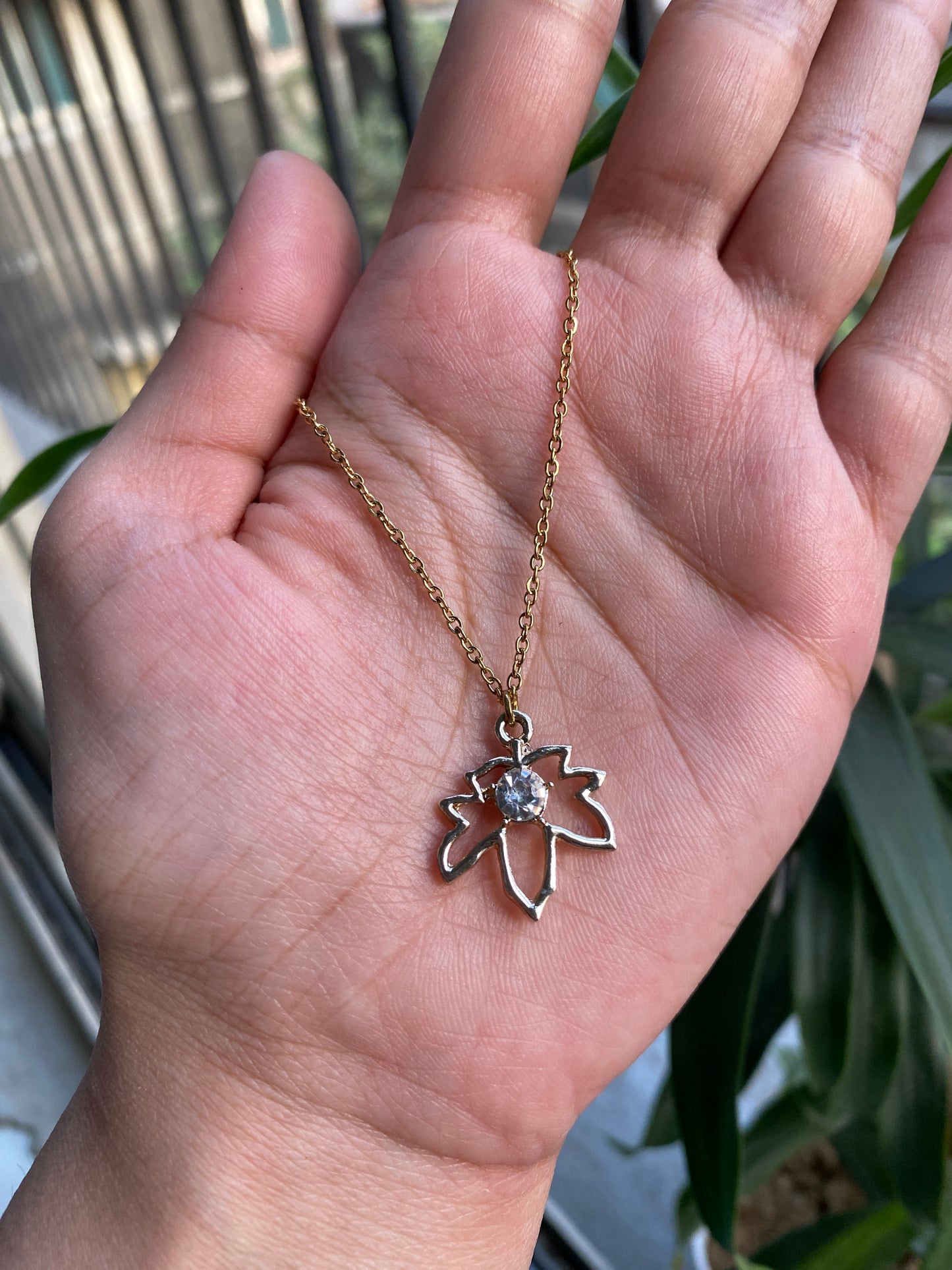 GOLDEN LEAF NECKLACE