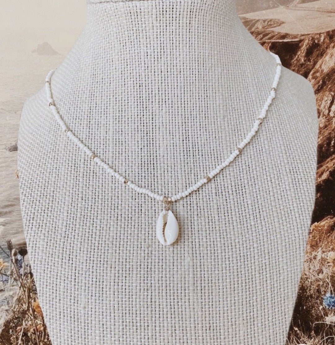 SHELL NECKLACE WITH WHITE AND GOLDEN BEADS
