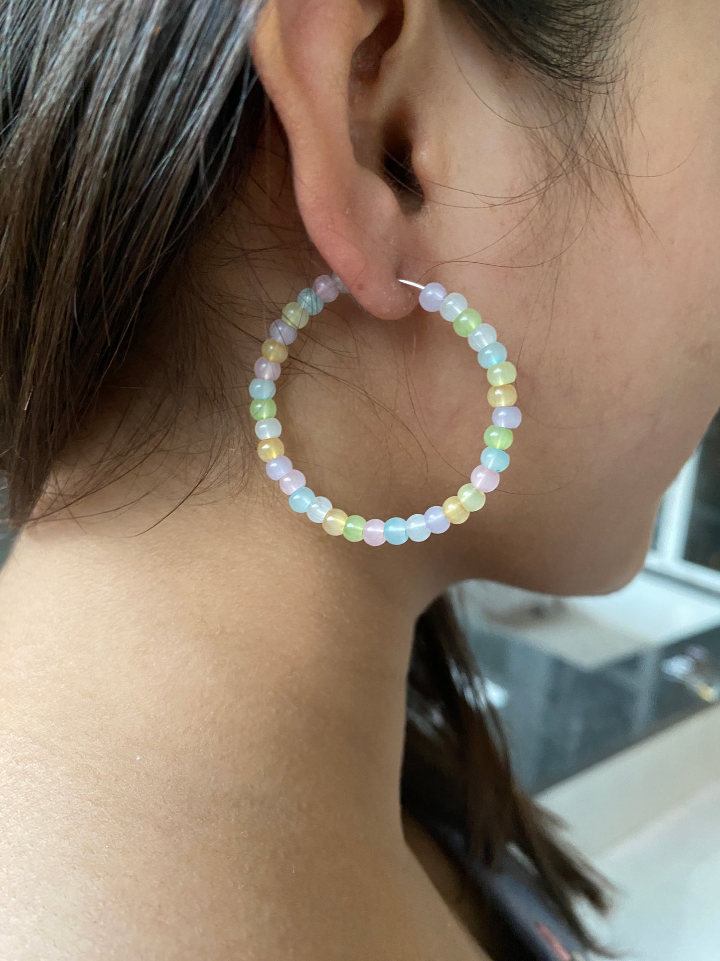 WATER SHINE PASTEL PEARLS HOOP EARRINGS