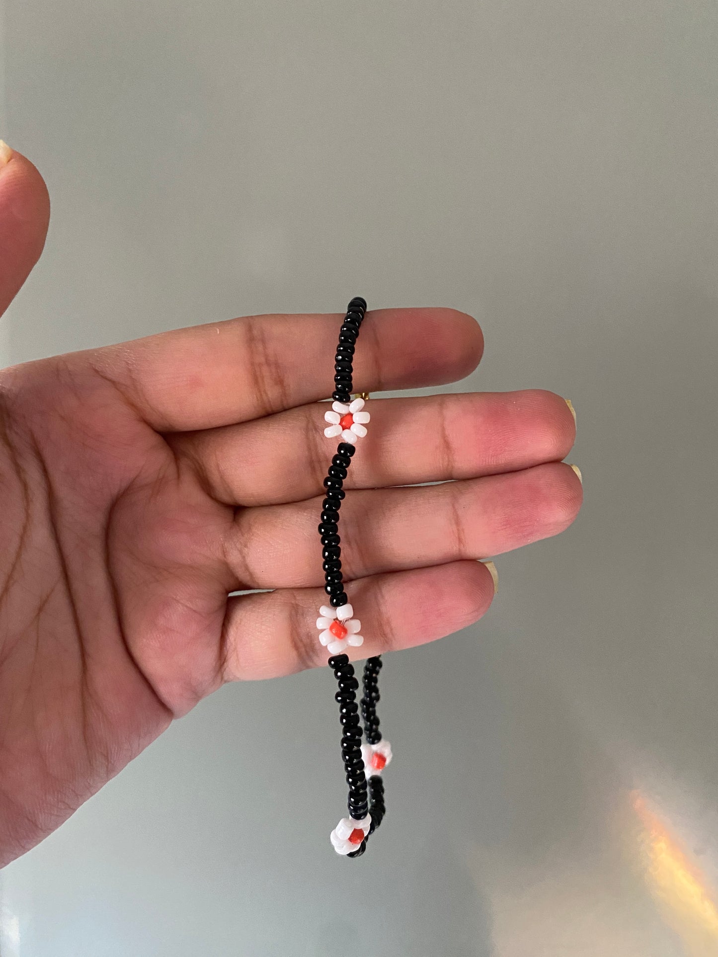 BEADED FLOWER ANKLET - BLACK AND WHITE