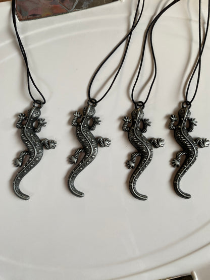 UNISEX LIZARD ANTIQUE ALLOY NECKLACE WITH THREAD