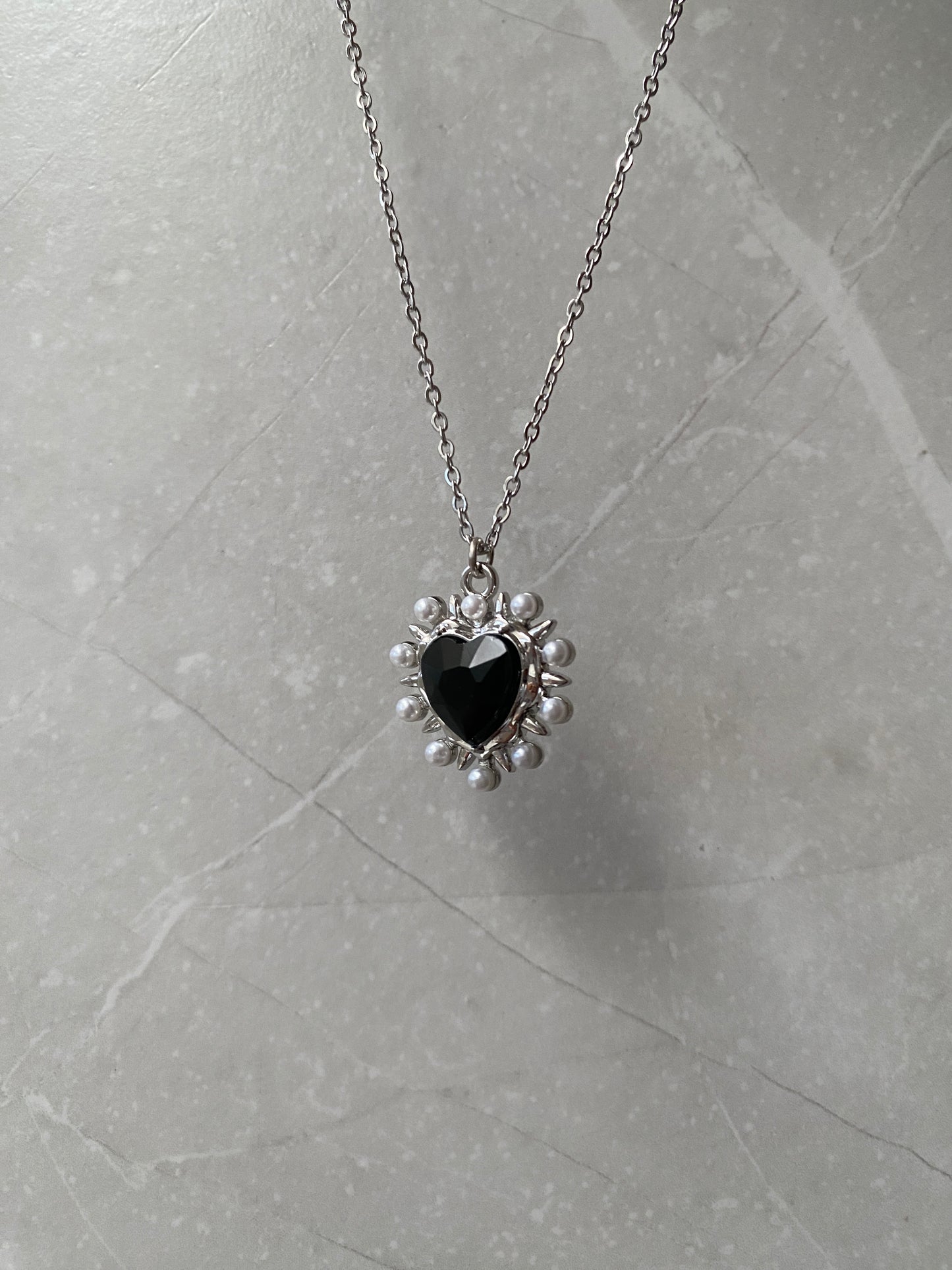 PEARLY BLACK CRYSTAL HEART NECKLACE WITH SILVER CHAIN