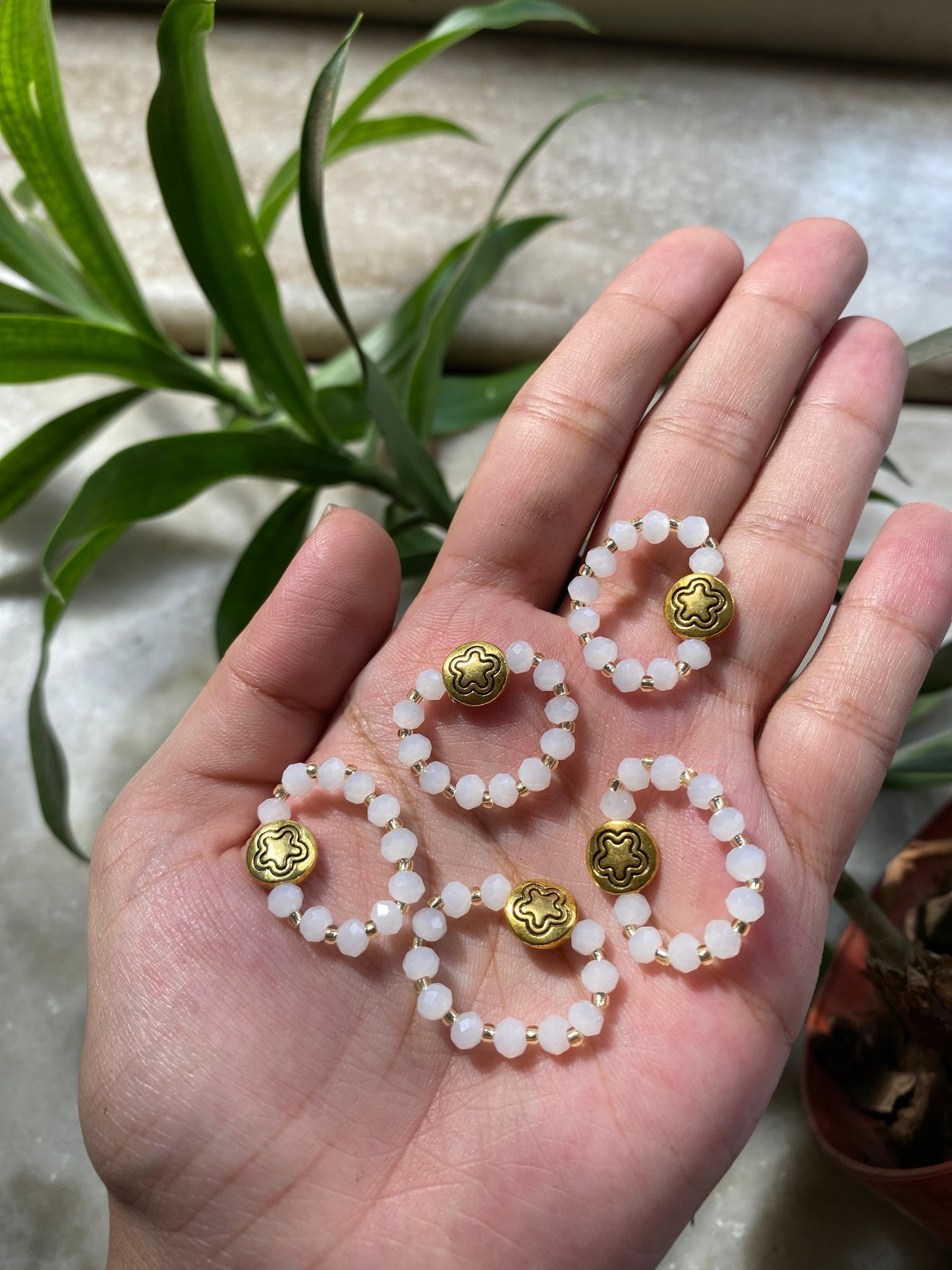 WHITE CRYSTAL FLOWER RING