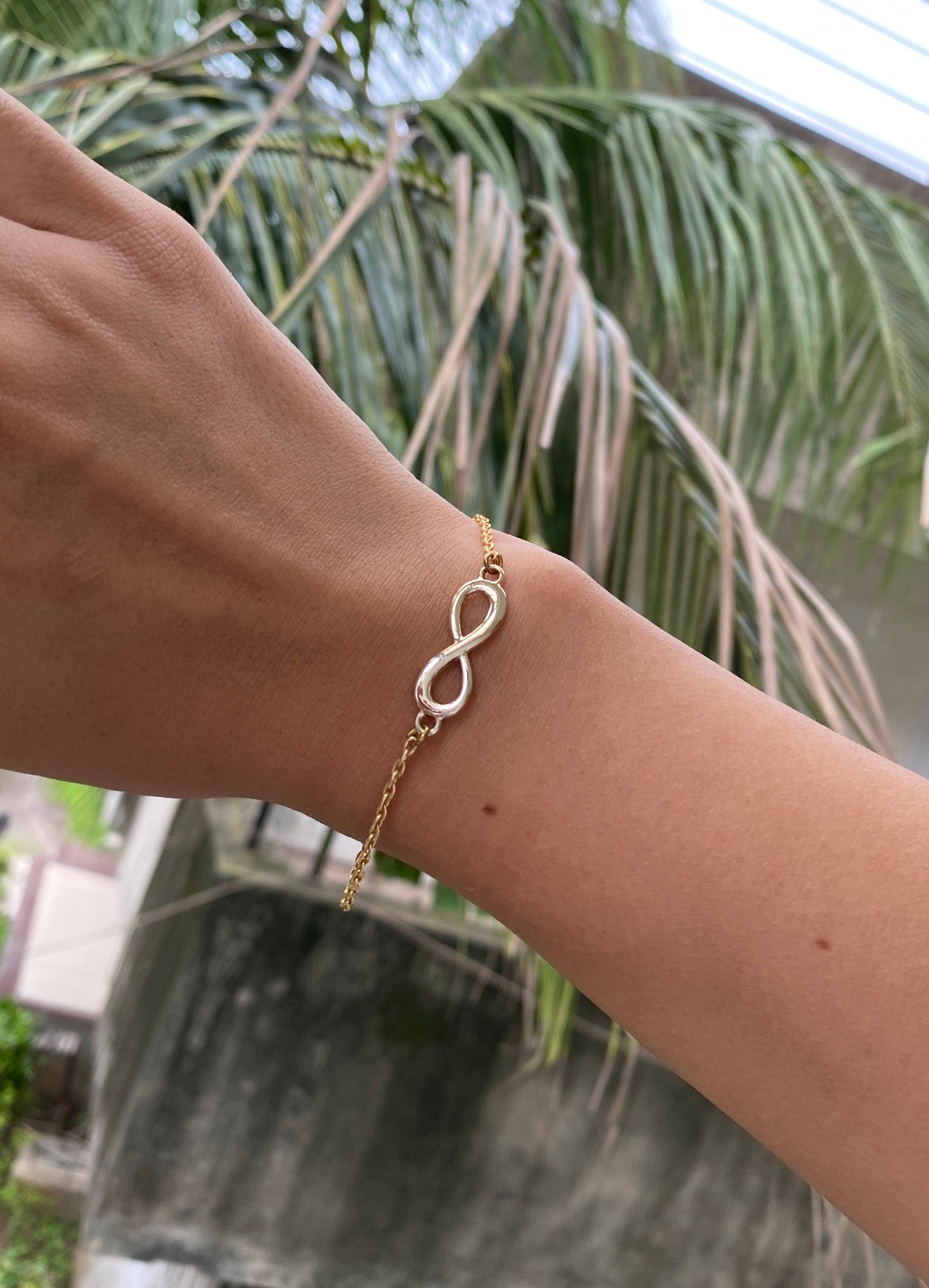 MINIMAL GOLDEN INFINITY BRACELET