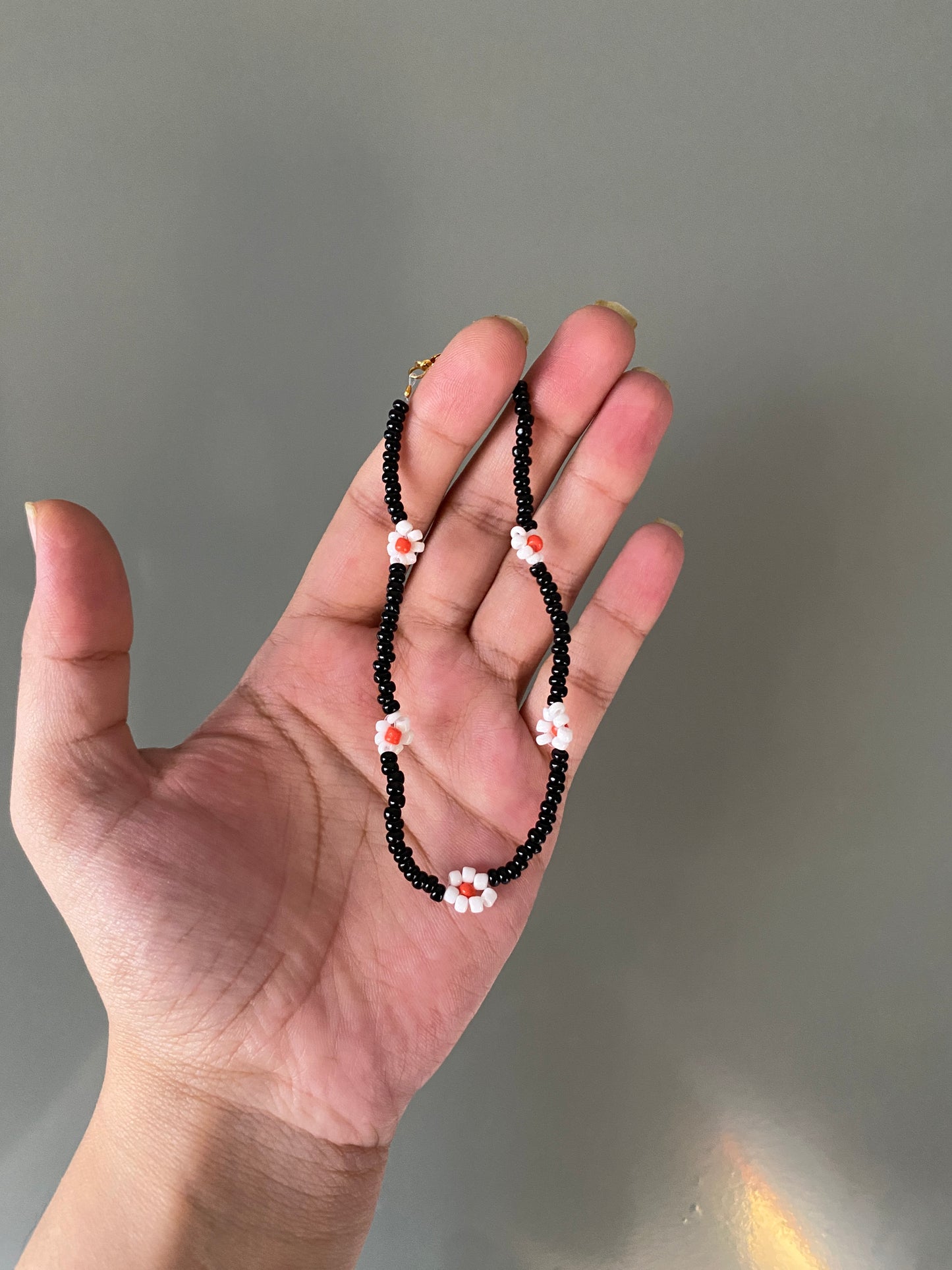 BEADED FLOWER ANKLET - BLACK AND WHITE