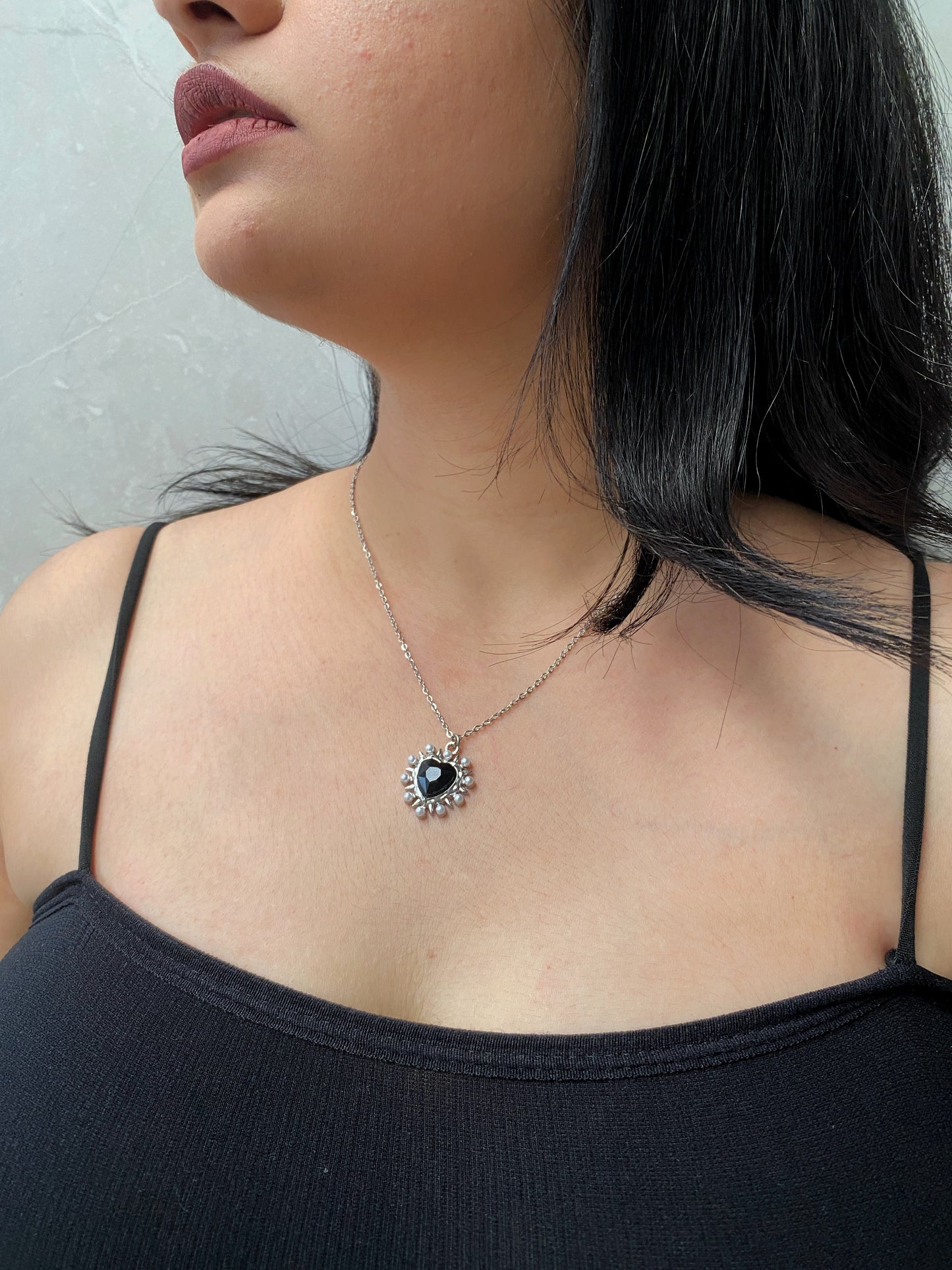 PEARLY BLACK CRYSTAL HEART NECKLACE WITH SILVER CHAIN