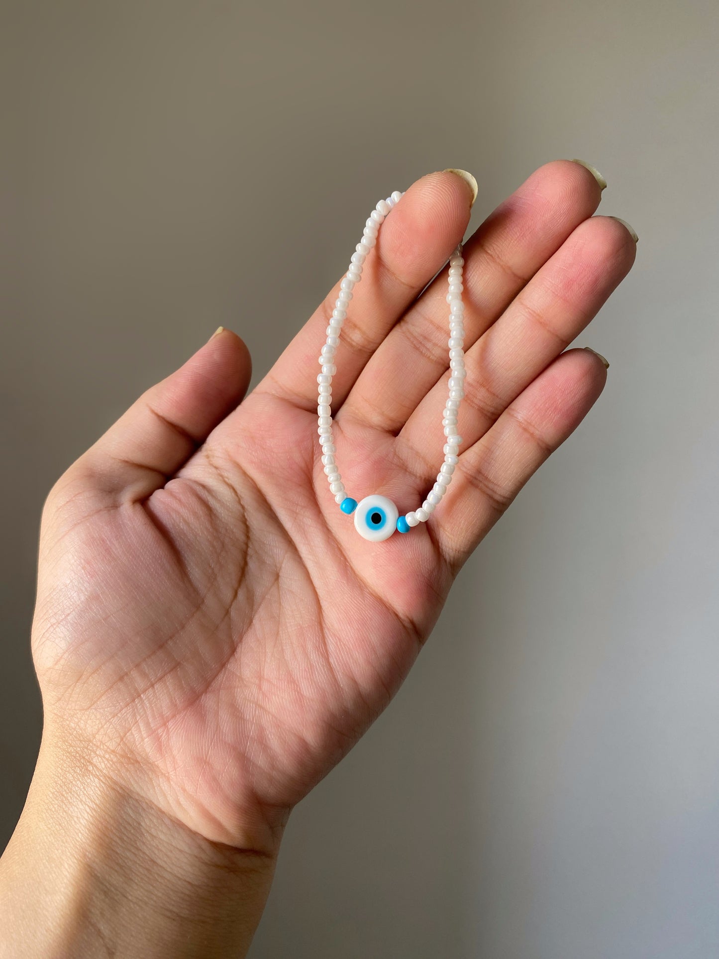 WHITE MINIMAL BEADED EVIL EYE BRACELET