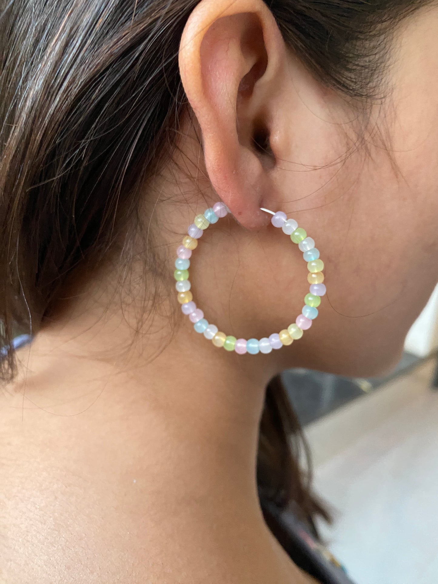 WATER SHINE PASTEL PEARLS HOOP EARRINGS