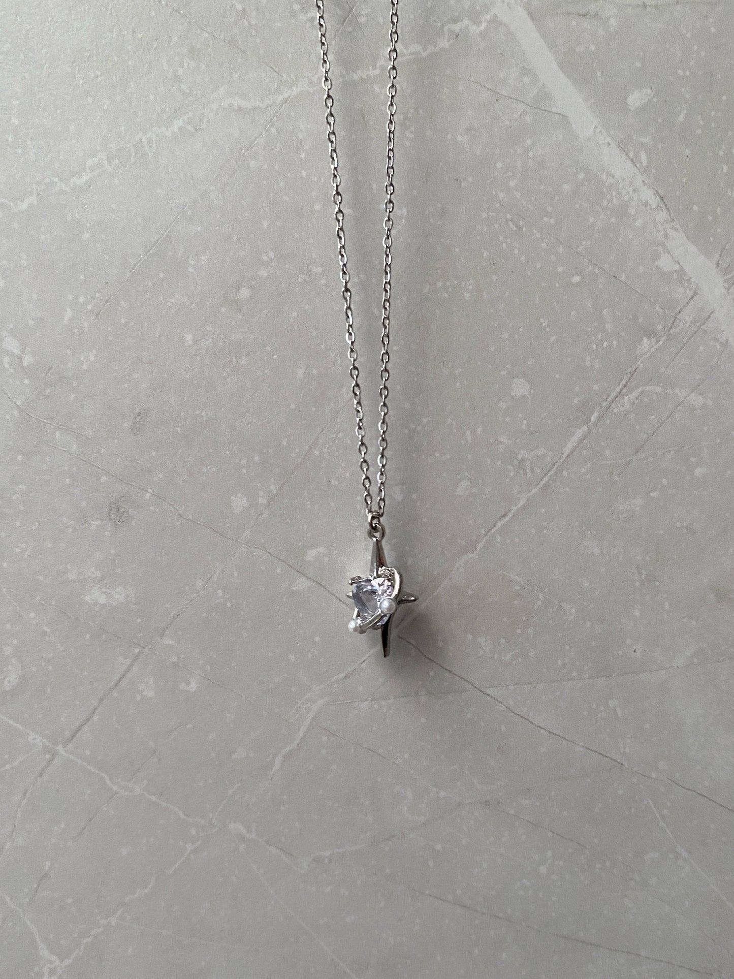 SILVER SPARKLE NECKLACE WITH CRYSTAL HEART IN THE MIDDLE