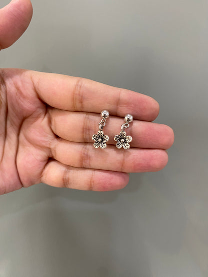 LEAFY FLOWER STUD EARRINGS