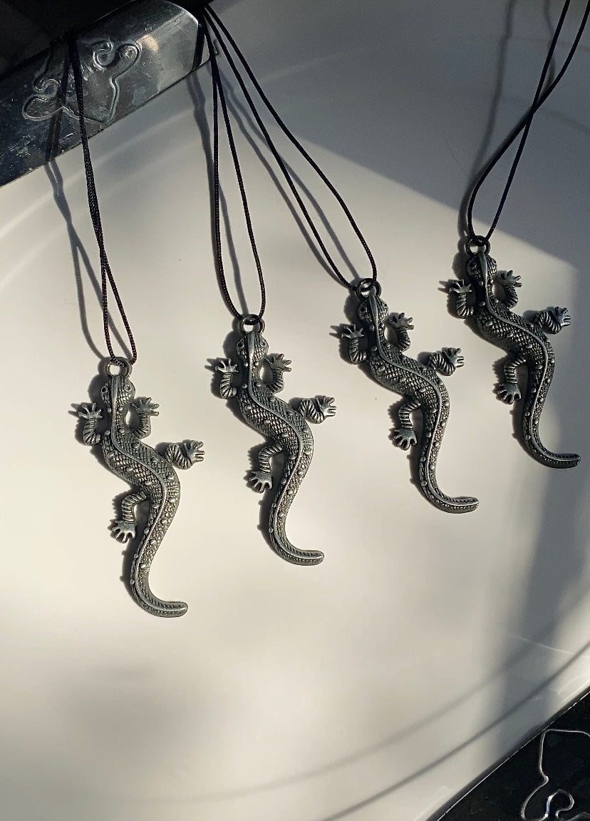 UNISEX LIZARD ANTIQUE ALLOY NECKLACE WITH THREAD