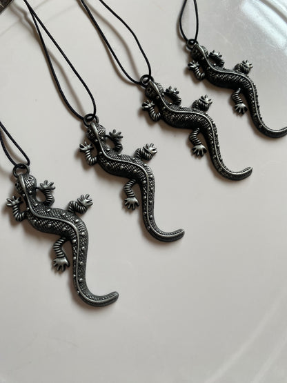 UNISEX LIZARD ANTIQUE ALLOY NECKLACE WITH THREAD