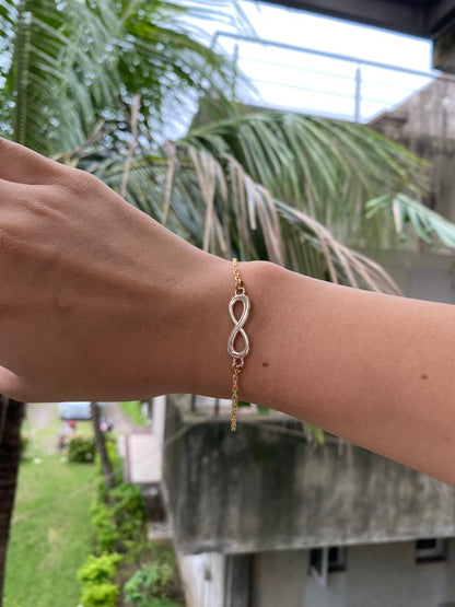 MINIMAL GOLDEN INFINITY BRACELET