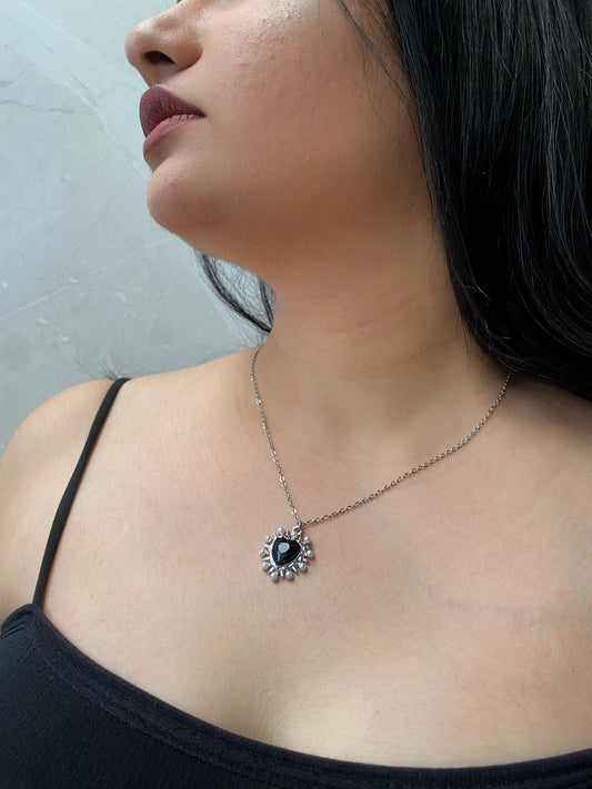 PEARLY BLACK CRYSTAL HEART NECKLACE WITH SILVER CHAIN