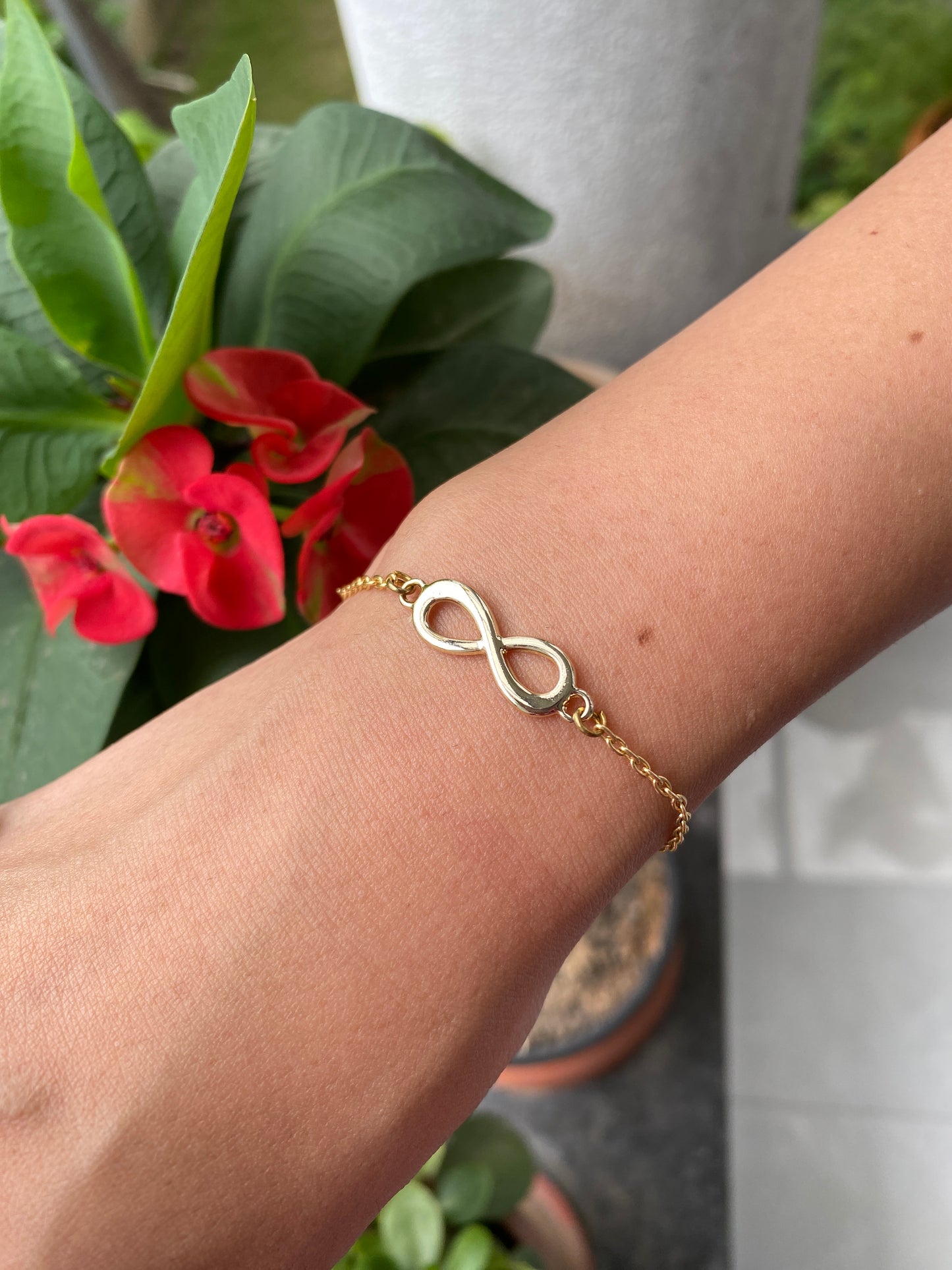 MINIMAL GOLDEN INFINITY BRACELET