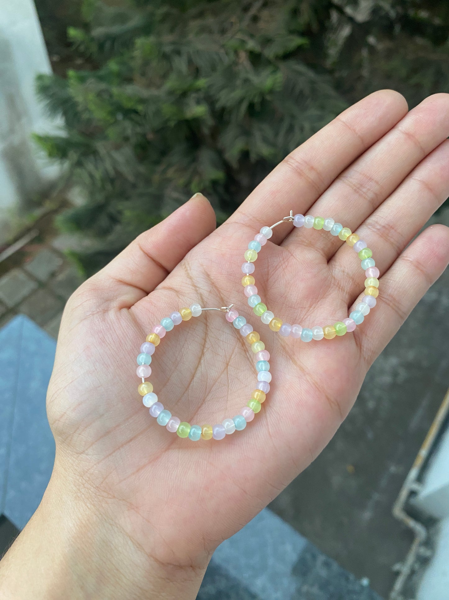 WATER SHINE PASTEL PEARLS HOOP EARRINGS