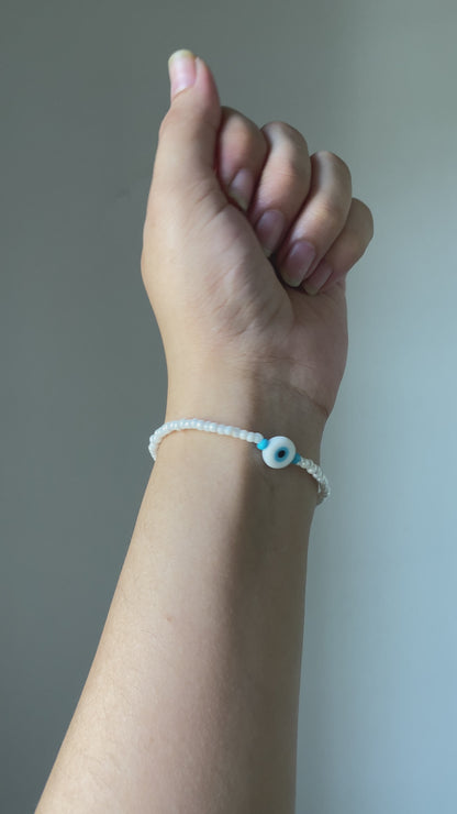 WHITE MINIMAL BEADED EVIL EYE BRACELET