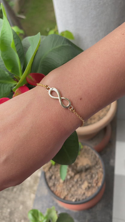 MINIMAL GOLDEN INFINITY BRACELET