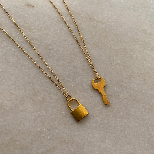 BEST FRIENDS GOLDEN LOCK AND KEY NECKLACE