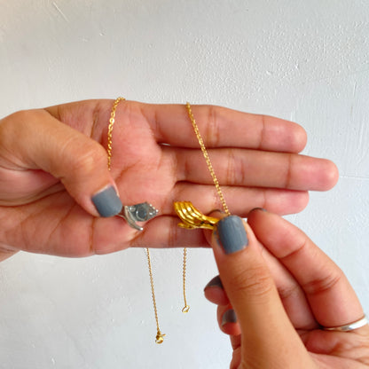 MAGNATIC HANDS NECKLACE