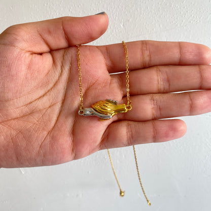 MAGNATIC HANDS NECKLACE